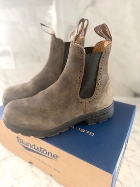 Blundstone Leather Chelsea Boots – Rustic Brown | Size (7.5)